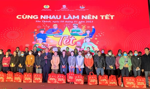 Trao 200 suất quà cho công nhân lao động trong “Ngày hội Công nhân – Chào Xuân Quý Mão" huyện Yên Thành. Ảnh: Thanh Tùng