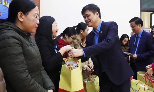 Phó Chủ tịch Tổng LĐLĐ Việt Nam Ngọ Duy Hiểu tận tay trao các phần quà cho người lao động khó khăn tại Quảng Bình. Ảnh: Đ.T