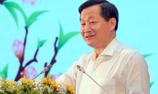 Phó Thủ tướng Chính phủ Lê Minh Khái nói chuyện với công nhân lao động, gia đình khó khăn nhân chuyến thăm và tặng quà cho các gia đình khó khăn, công nhân lao động tại Cà Mau. Ảnh: Nhật Hồ