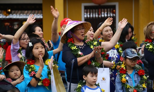 Khách quốc tế được chào đón tại Hội An, Quảng Nam trong kỳ nghỉ Tết Dương lịch 2023. Ảnh: Văn Trực