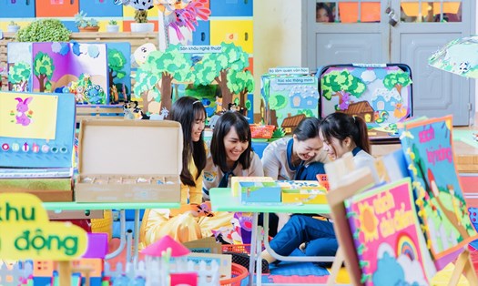 Các giáo viên mầm non ở huyện Đắk Mil tự tay chế tác những phế liệu thành đồ chơi cho trẻ em. Ảnh: Phan Tuấn