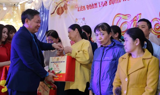 Chủ tịch LĐLĐ huyện Thái Thụy - ông Nguyễn Hữu Khuyến trao quà Tết cho đoàn viên, CNLĐ. Ảnh Bá Mạnh