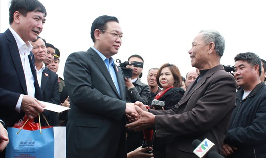 Chủ tịch Quốc hội Vương Đình Huệ thăm hỏi, động viên ngư dân tại TP.Đồng Hới, tỉnh Quảng Bình. Ảnh: CTV
