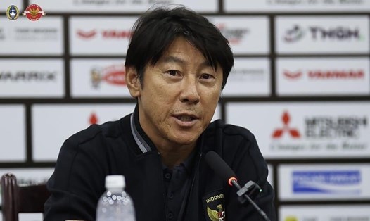 Huấn luyện viên Shin Tae-yong chỉ đích danh Văn Hậu chơi xấu. Ảnh: PSSI