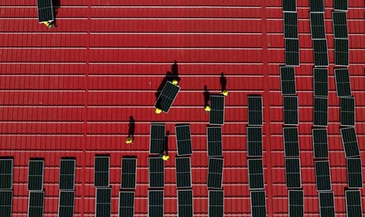 Công nhân lắp đặt tấm pin mặt trời tại một nhà máy ở Đường Sơn, tỉnh Hà Bắc, Trung Quốc. Ảnh: Tân Hoa xã