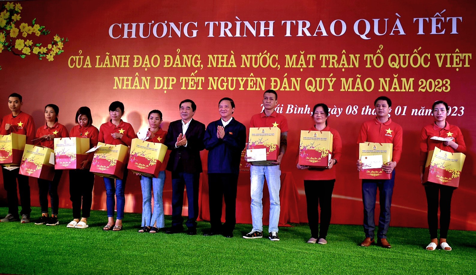 Phó Chủ tịch Quốc hội trao 200 suất quà Tết cho công nhân tại Thái Bình