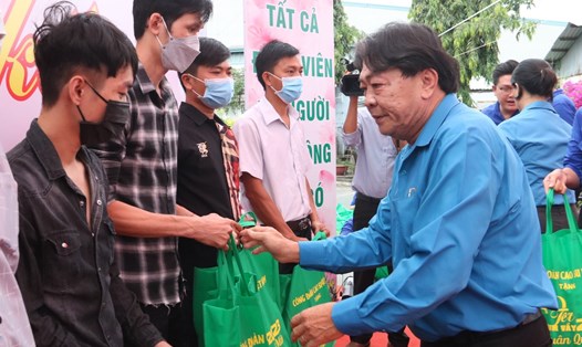 Ông Phan Mạnh Hùng - Chủ tịch Công đoàn Cao su Việt Nam trao quà Tết cho công nhân khó khăn. Ảnh: Đình Trọng