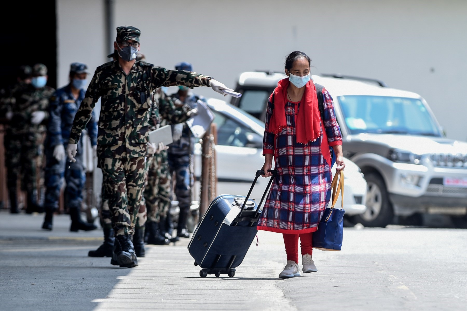 Một lao động nhập cư người Nepal từng mắc kẹt ở Kuwait trở về đến sân bay quốc tế Tribhuvan ở Kathmandu năm 2020. Ảnh: AFP