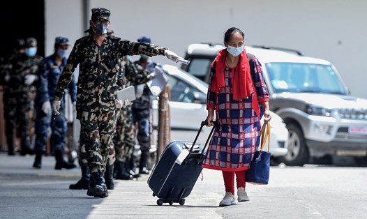 Một lao động nhập cư người Nepal từng mắc kẹt ở Kuwait trở về đến sân bay quốc tế Tribhuvan ở Kathmandu năm 2020. Ảnh: AFP