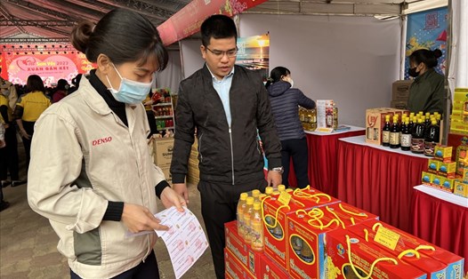 Công nhân lao động mua hàng tại Chợ Tết Công đoàn bằng phiếu mua hàng do Công đoàn Các khu công nghiệp - chế xuất Hà Nội hỗ trợ. Ảnh: Linh Nguyên