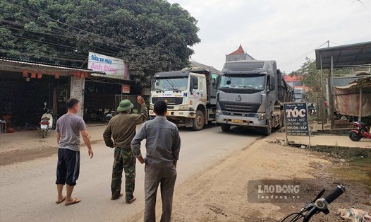 Người dân xã Phú Lộc tiếp tục chặn xe chở đất từ Vĩnh Hằng Viên đi qua địa bàn (lần thứ 4). Ảnh: Tô Công
