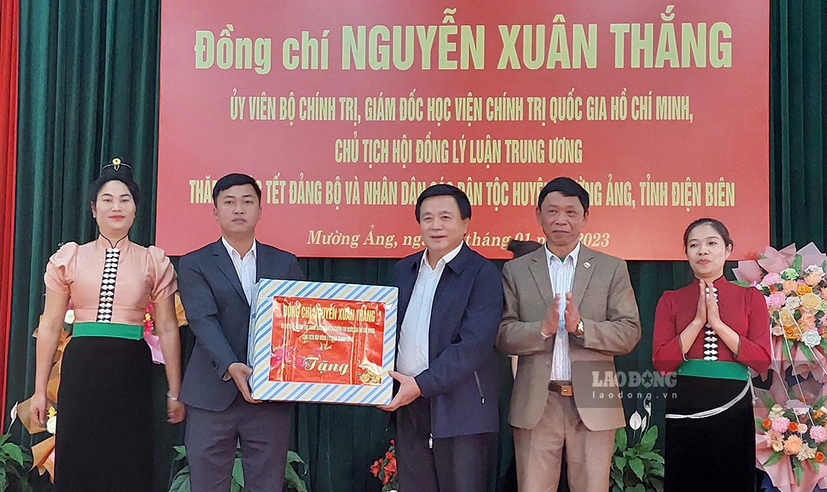 Đồng chí Nguyễn Xuân Thắng - Ủy viên Bộ Chính trị, Chủ tịch Hội đồng lý luận Trung ương, Giám đốc Học viện Chính trị Quốc gia Hồ Chí Minh tặng quà cấp ủy, chính quyền xã Ẳng Tở, huyện Mường Ảng, tỉnh Điện Biên. Ảnh: Văn Thành Chương