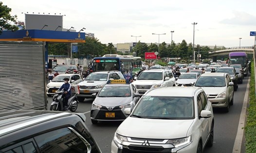 Những ngày qua, ùn ứ giao thông xảy ra giờ cao điểm trước sân bay Tân Sơn Nhất.  Ảnh: Minh Quân