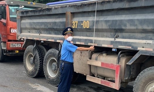 Thanh tra giao thông Nghệ An kiểm tra kích thước thành thùng xe ôtô tải. Ảnh: Quang Đại