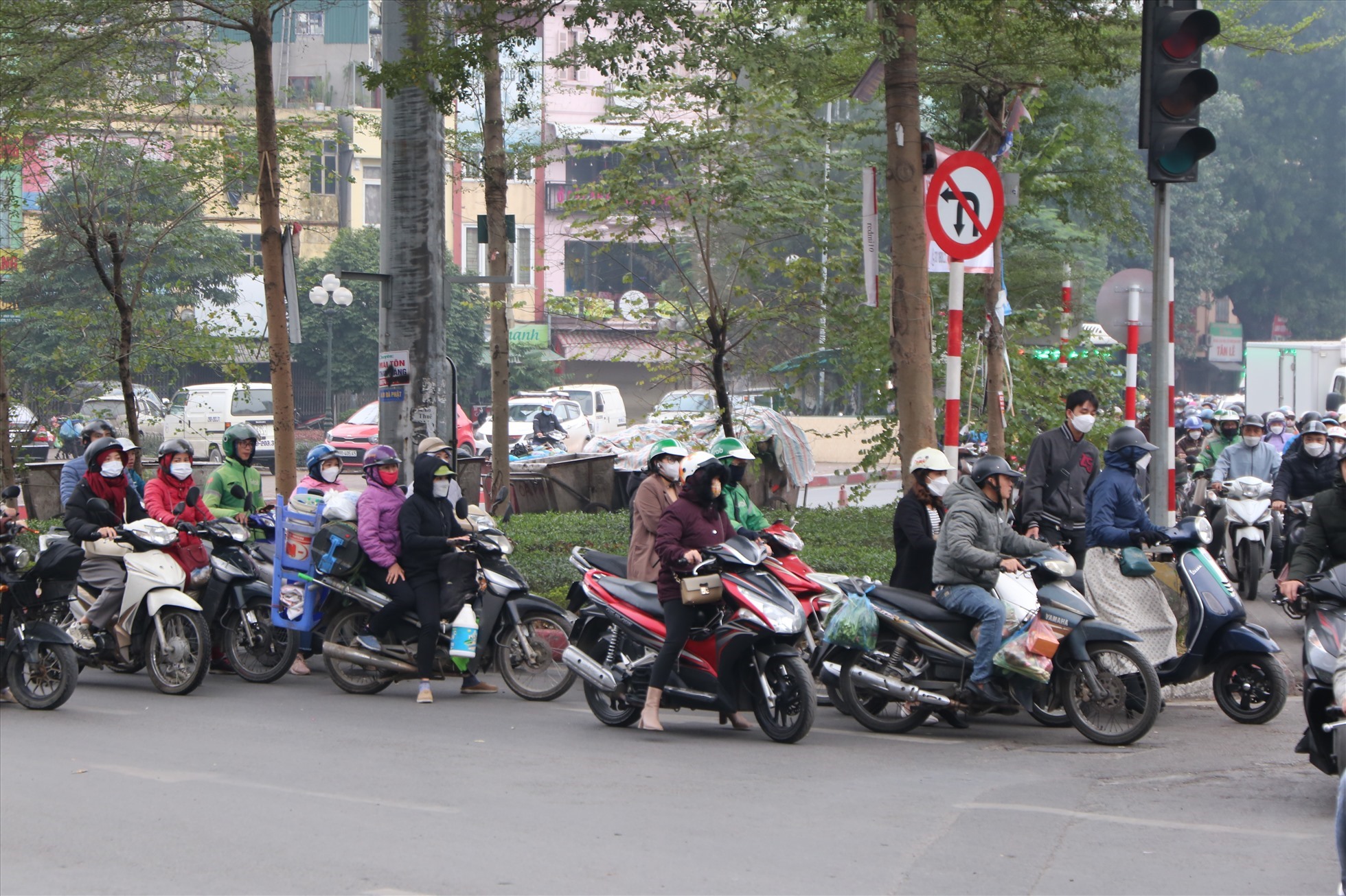 Ngày đầu phân luồng nút Ngã Tư Sở: Giao thông hỗn loạn, mạnh ai nấy đi