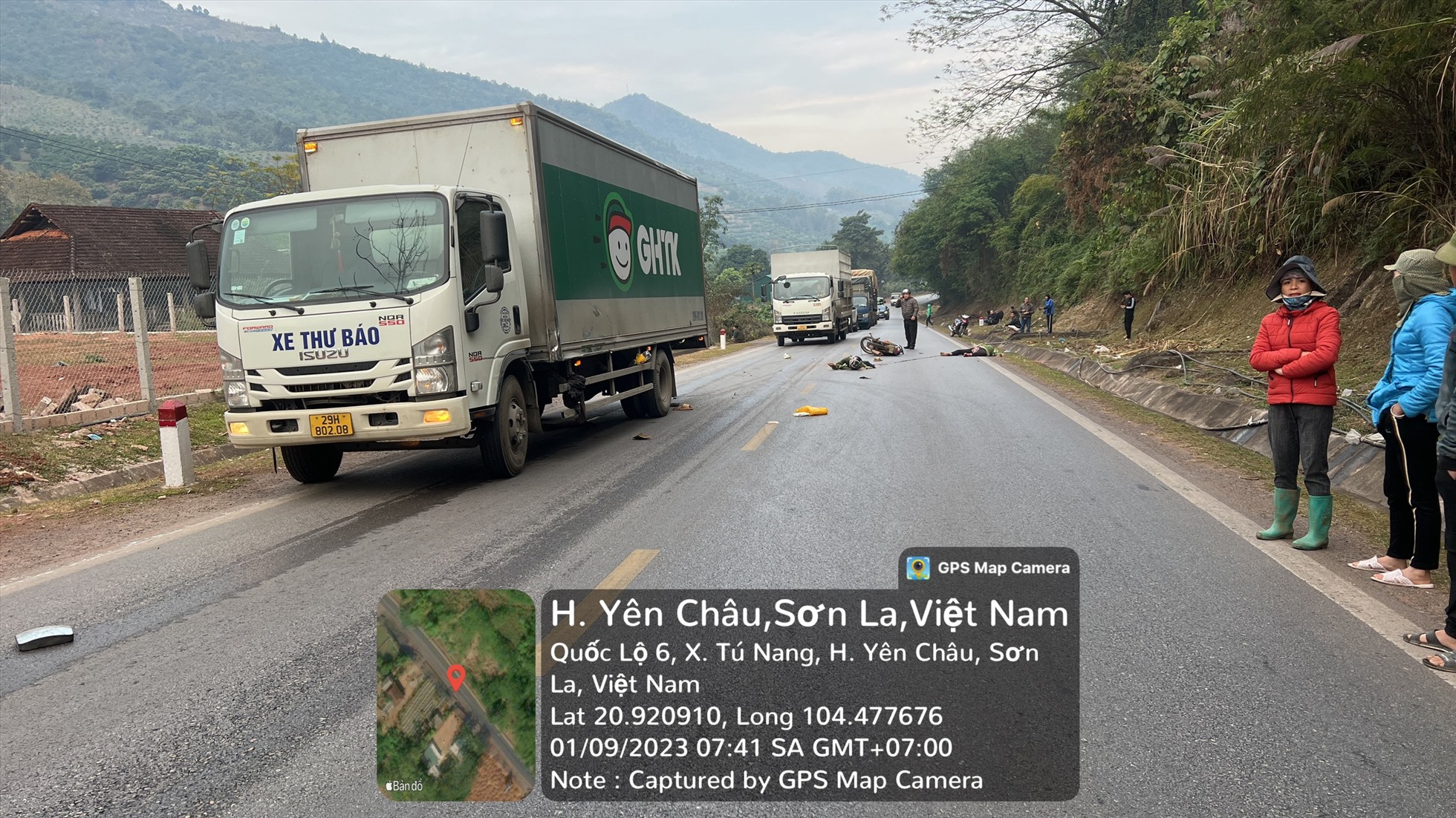 Va chạm với xe thư báo trên Quốc lộ 6, 1 người chết, 1 người bị thương