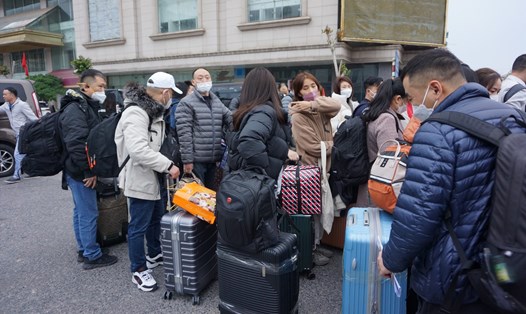 Người dân Trung Quốc chờ làm thủ tục xuất cảnh tại Cửa khẩu quốc tế Móng Cái sáng 8.1.2023. Ảnh: Đoàn Hưng