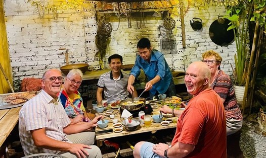 Món lẩu được nhiều khách nước ngoài lựa chọn khi đến du lịch tại Việt Nam. Ảnh: Vân Anh