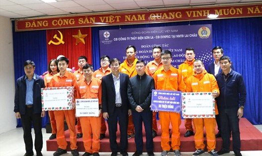 Đoàn công tác của Công đoàn Điện lực Việt Nam trao quà cho công nhân. Ảnh: Đắc Văn