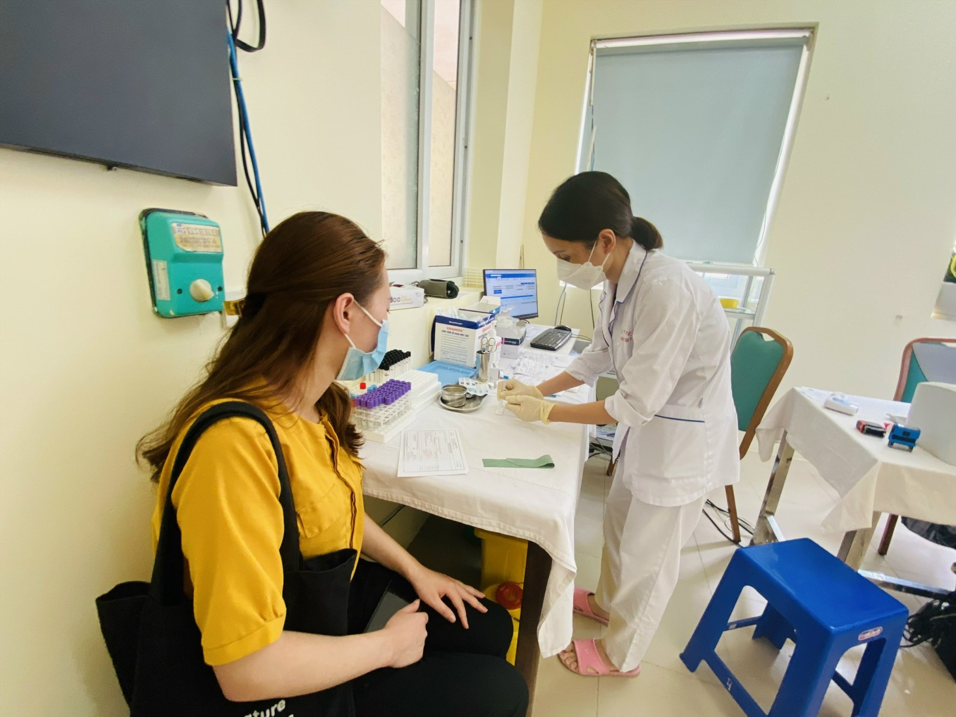 Người dân lấy mẫu xét nghiệm COVID-19 khi đi khám tại bệnh viện. Ảnh: Thùy Linh