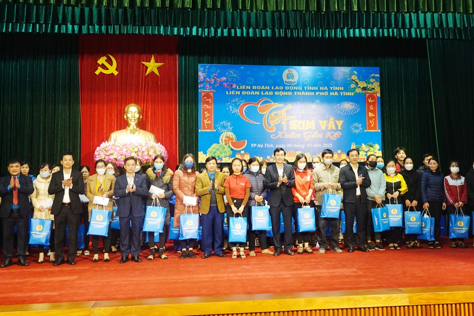 Trao hàng trăm suất quà Tết cho đoàn viên khó khăn ở Hà Tĩnh