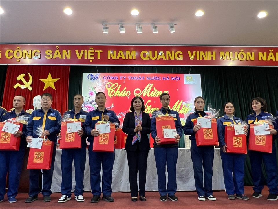 Đồng chí Nguyễn Thị Tuyến trao quà cho công nhân lao động Công ty. Ảnh: Linh Nguyên