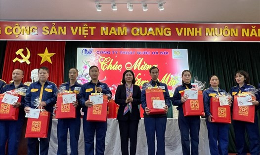 Đồng chí Nguyễn Thị Tuyến trao quà cho công nhân lao động Công ty. Ảnh: Linh Nguyên