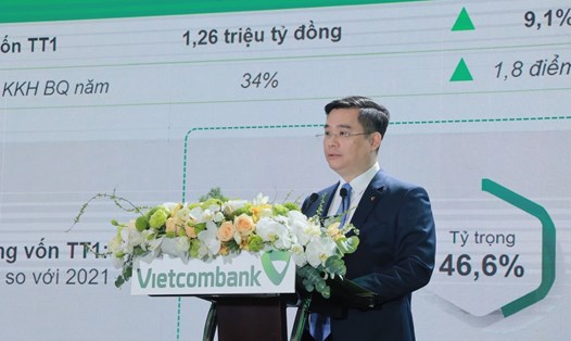 Phó TGĐ Vietcombank Nguyễn Thanh Tùng phát biểu tại hội nghị vào sáng ngày 9.1.2023. Ảnh: VCB