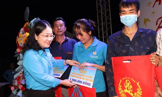 Bà Nguyễn Kim Loan - Chủ tịch LĐLĐ tỉnh Bình Dương trao quà hỗ trợ cho người lao động. Ảnh: Đình Trọng