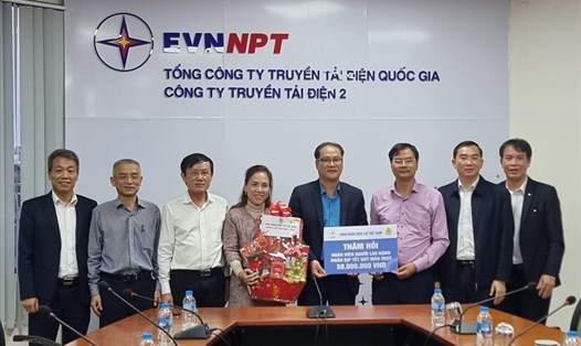 Công đoàn Điện lực Việt Nam thăm hỏi, tặng quà người lao động PTC2 nhân dịp Xuân Quý Mão 2023. Ảnh: Quang Thắng