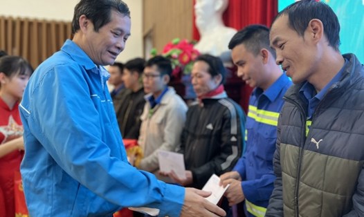 Ông Nguyễn Đăng Bảo - Phó Chủ tịch Thường trực LĐLĐ tỉnh Quảng Trị tặng quà cho người lao động. Ảnh: Trần Diễm.