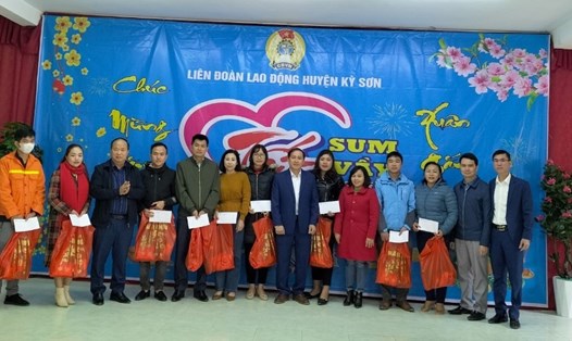 Lãnh đạo Huyện uỷ, các ban ngành huyện Kỳ Sơn (Nghệ An) trao quà Tết cho đoàn viên công đoàn. Ảnh: Hoàng Hoa