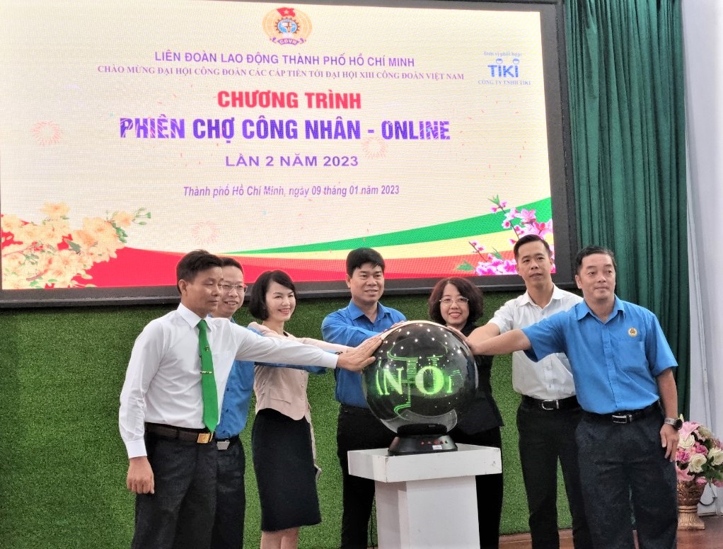 Đại diện LĐLĐ TPHCM và các đơn vị liên quan cùng nhấn nút khai mạc chương trình "Phiên chợ công nhân Online" lần 2 năm 2023. Ảnh: Nam Dương