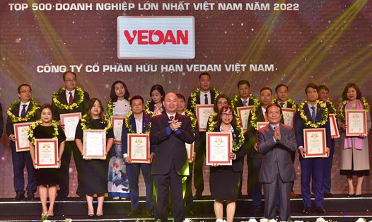 Bà Hà Thị Hòa Bình (Phó Giám đốc) - Đại diện Công ty Vedan Việt Nam nhận chứng nhận từ ban tổ chức. Nguồn: Vedan