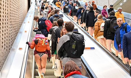 Hàng trăm người không mặc quần dài trên tàu điện ngầm London ngày 8.1.2023. Ảnh: AFP
