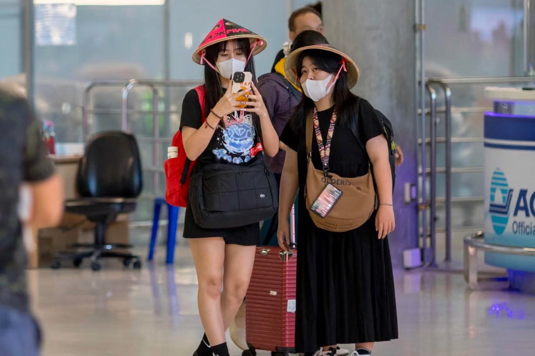 Hành khách hạ cánh tại sân bay Suvarnabhumi vào 6.1. Ảnh: AFP
