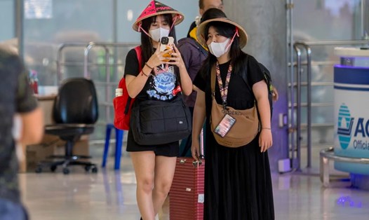 Hành khách hạ cánh tại sân bay Suvarnabhumi vào 6.1. Ảnh: AFP