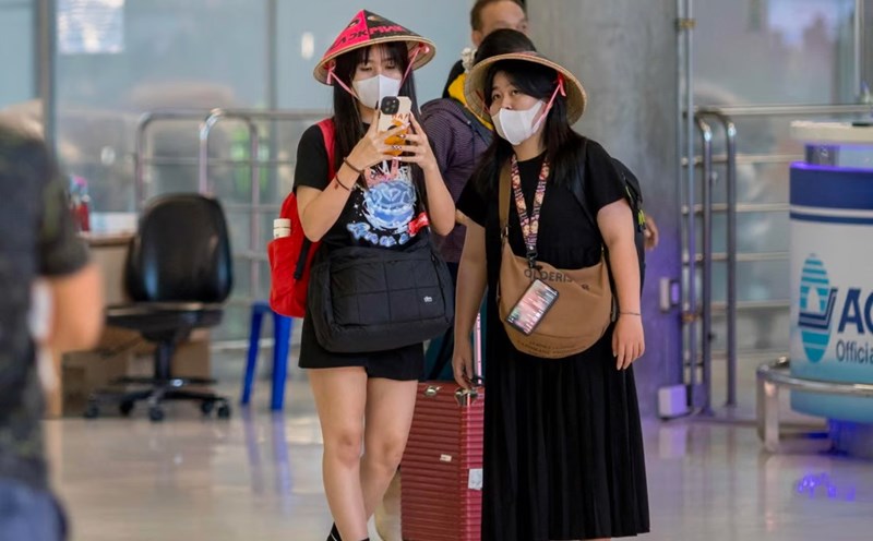 Hành khách hạ cánh tại sân bay Suvarnabhumi vào 6.1. Ảnh: AFP