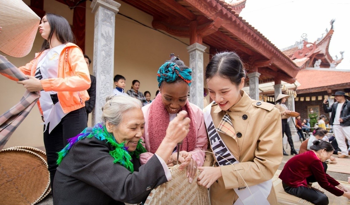 Á hậu Hương Ly tham gia một hoạt động xã hội. Ảnh: Nhân vật cung cấp