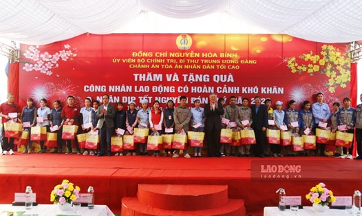 Đồng chí Nguyễn Hoà Bình và lãnh đạo Tổng Liên đoàn Lao động Việt Nam trao quad cho công nhân, người lao đông Tuyên Quang.