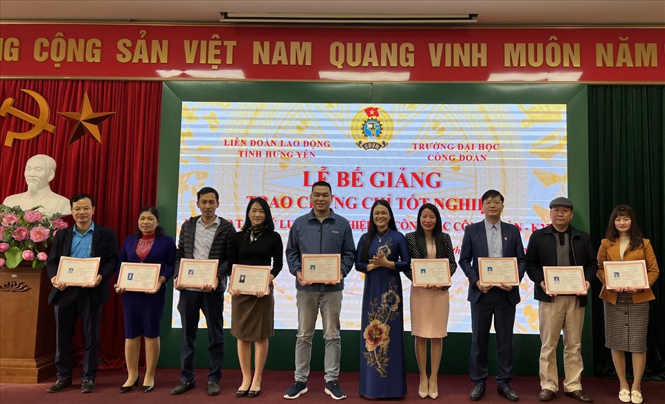 Chủ tịch Liên đoàn Lao động tỉnh Hưng Yên Nguyễn Thị Thanh Tuyết (thứ 5 từ phải sang) trao Chứng chỉ cho các học viên. Ảnh: Đào Thu