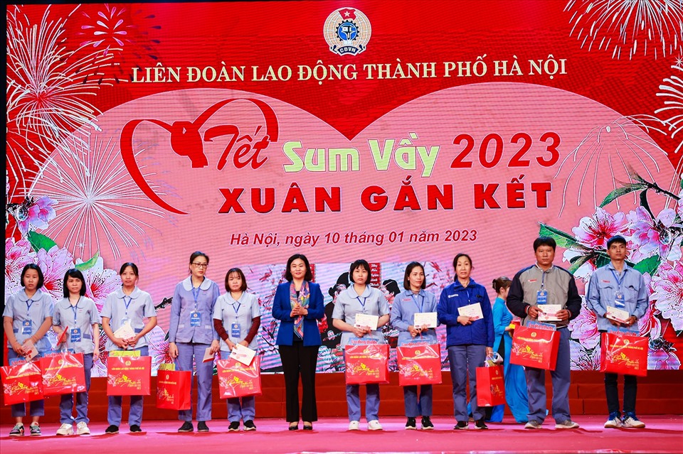 Đồng chí Nguyễn Thị Tuyến - Uỷ viên Trung ương Đảng, Phó Bí thư Thường trực Thành uỷ Hà Nội trao hỗ trợ cho công nhân. Ảnh: Hải Nguyễn