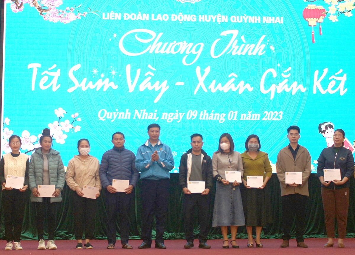 LĐLĐ huyện Quỳnh Nhai (Sơn La) tặng quà Tết cho người lao động. Ảnh: Quốc Tuấn
