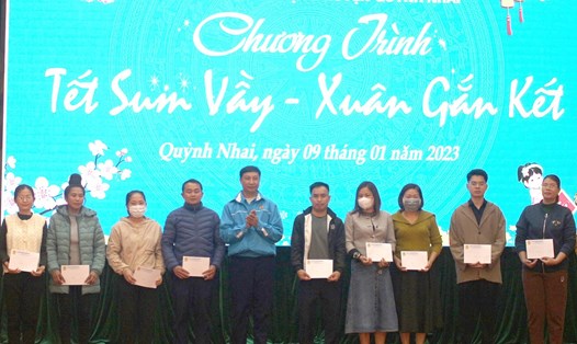 LĐLĐ huyện Quỳnh Nhai (Sơn La) tặng quà Tết cho người lao động. Ảnh: Quốc Tuấn