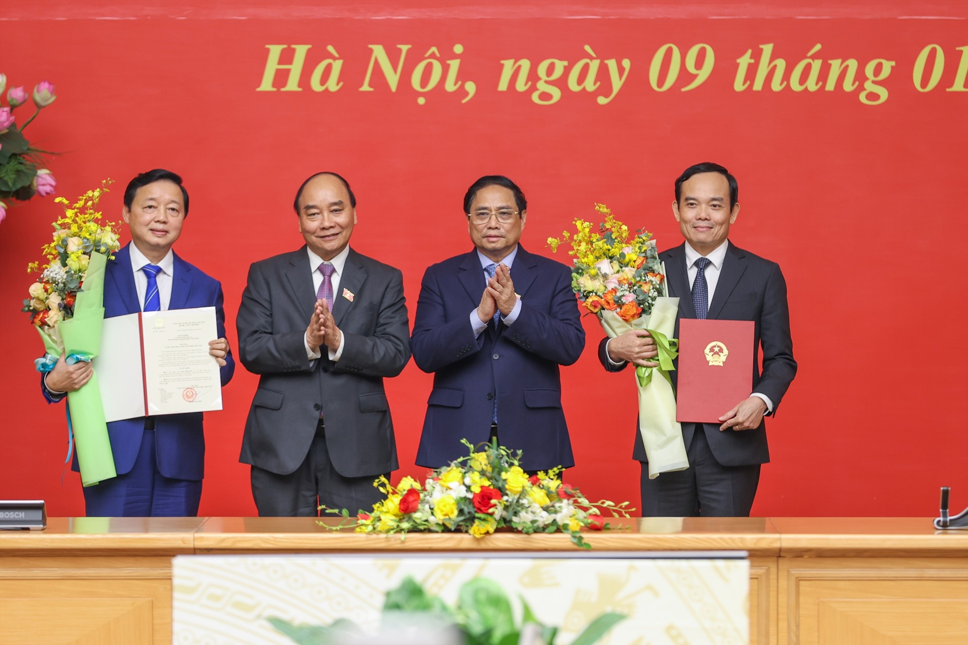 Chủ tịch nước Nguyễn Xuân Phúc trao Quyết định bổ nhiệm Phó Thủ tướng Chính phủ đối với ông Trần Hồng Hà và ông Trần Lưu Quang. Ảnh: Nhật Bắc