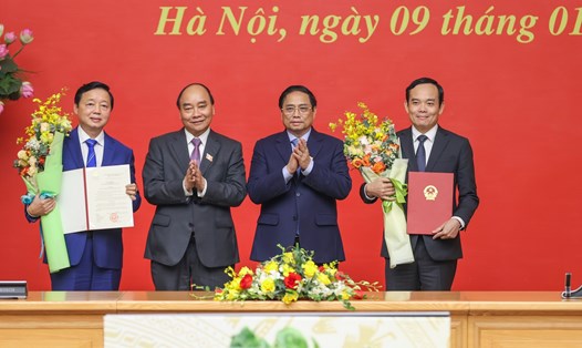 Chủ tịch nước Nguyễn Xuân Phúc trao Quyết định bổ nhiệm Phó Thủ tướng Chính phủ đối với ông Trần Hồng Hà và ông Trần Lưu Quang. Ảnh: Nhật Bắc
