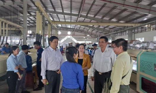 Lãnh đạo tỉnh Trà Vinh, LĐLĐ tỉnh, Sở LĐTBXH thăm hỏi người lao động tại Cty TNHH Bảo Tiên. Ảnh: Trí Dũng