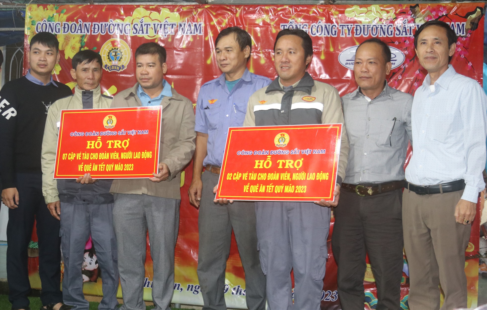 Công đoàn Đường sắt Việt Nam và Tổng Công ty Đường Sắt Việt Nam tổ chức tặng quà Tết Sum vầy cho đoàn viên khu ga Hảo Sơn. Ảnh: Phương Linh