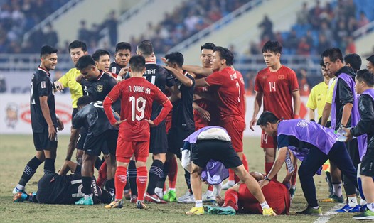 Hậu vệ Văn Hậu nằm sân sau khi bị cầu thủ Indonesia phạm lỗi nguy hiểm. Ảnh: Minh Dân