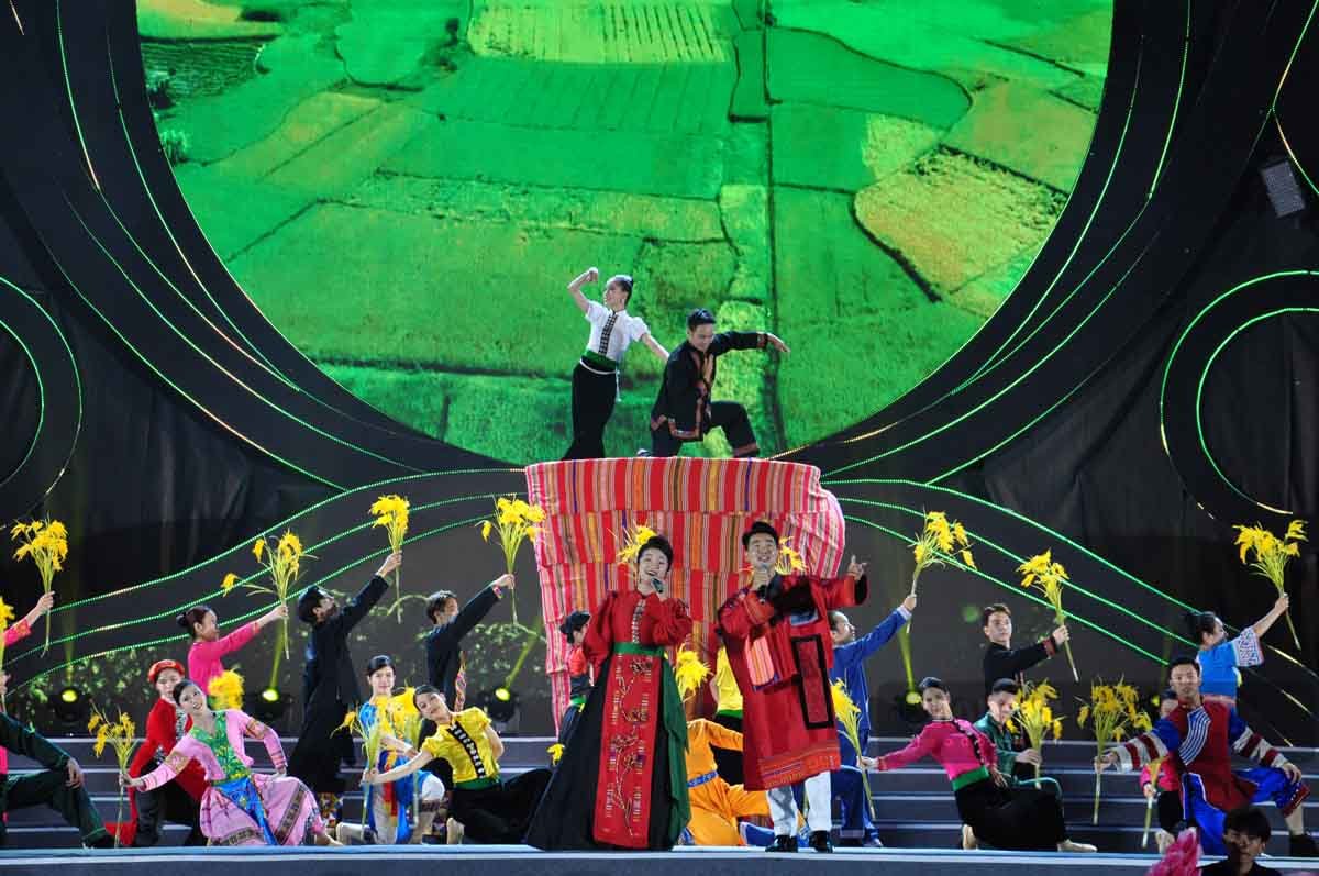 Hoạt động đặc sắc nhất của tuần văn hóa là chương trình nghệ thuật “Mường Lò - Tinh hoa miền di sản” gồm 3 chương với sự góp mặt của đông đảo ca sĩ, diễn viên đến từ Hà Nội và Yên Bái, đặc biệt là Quán quân Rap Việt mùa 3 Double2T.